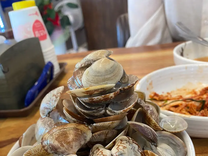 테이블 위에 쌓인 바지락 껍데기