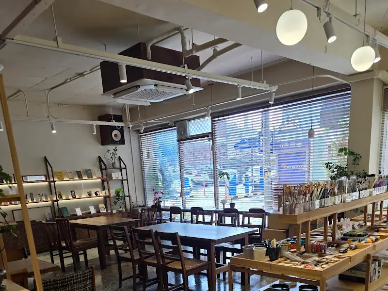 재건사 커피 내부 전경