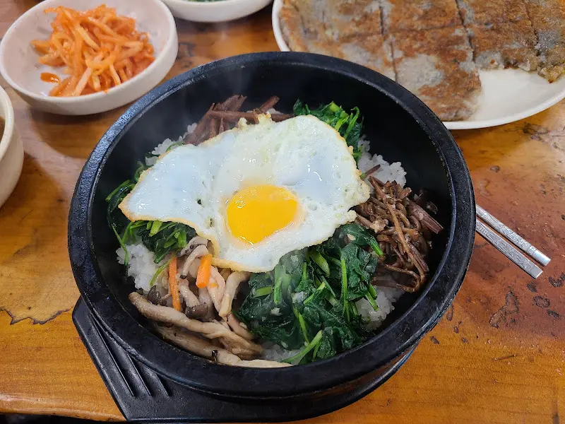 돌솥비빔밥의 향연
