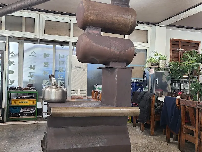 가게 내부에 놓여진 화목난로