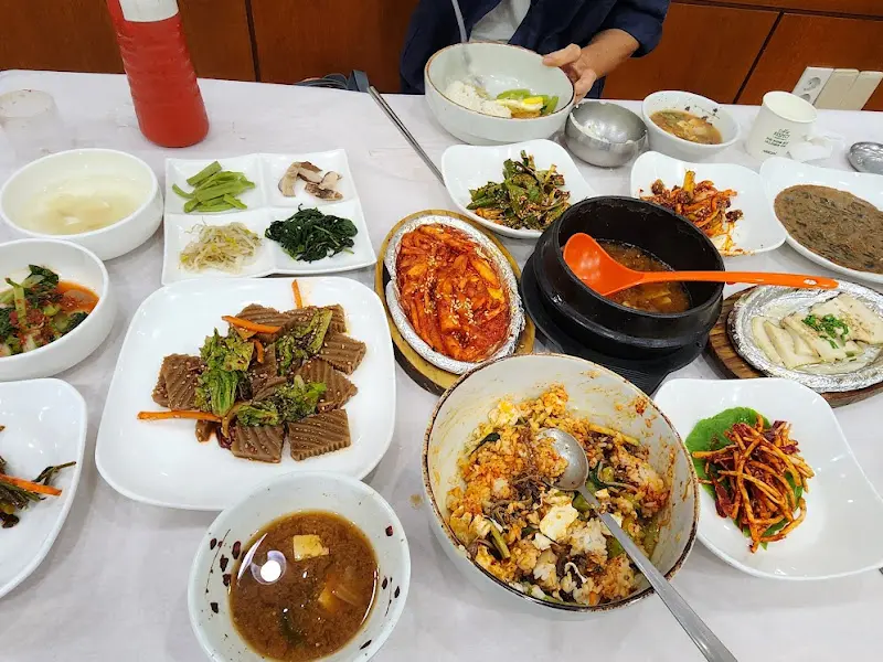 한상 가득 차려진 산채정식