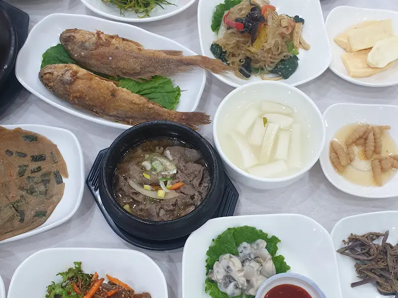 다양한 종류의 반찬들