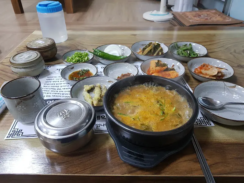 추어탕과 함께 다양한 밑반찬이 놓여진 테이블 전경