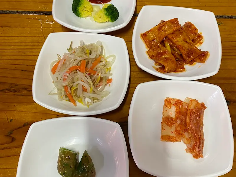 정갈하게 담겨 나온 밑반찬들