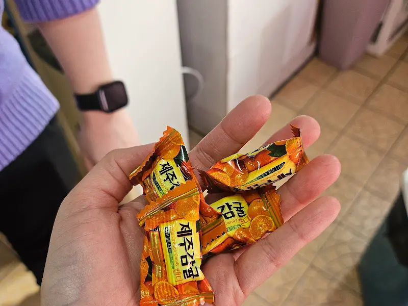 사장님이 주신 귤 맛 사탕