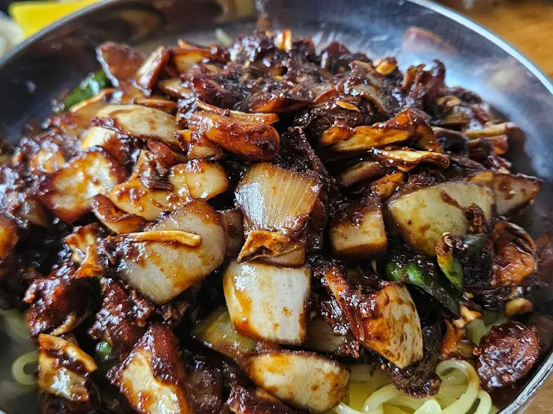 면 위에 소스를 부은 고추짜장