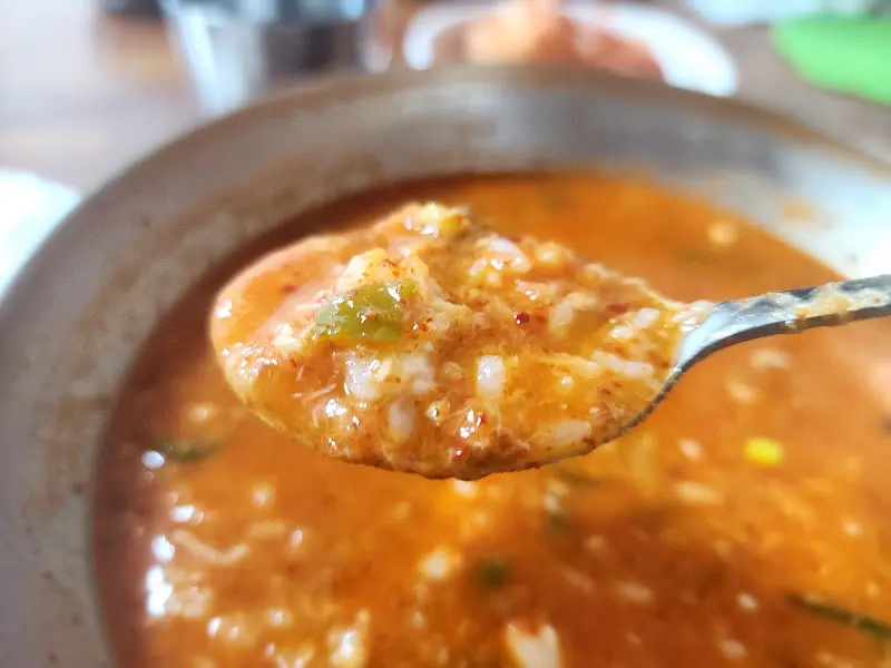 생선 살이 듬뿍 담긴 어탕국수