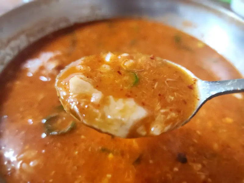 어죽의 깊은 맛을 담은 듯한 국자