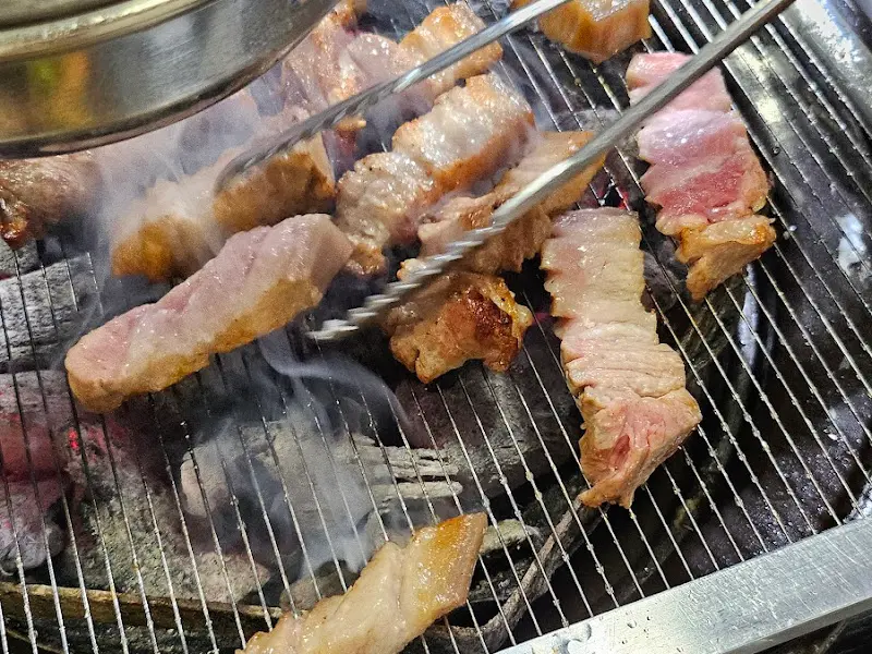 노릇노릇하게 구워진 오겹살