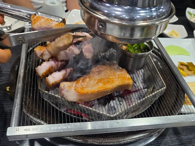 멜젓에 찍어 먹는 오겹살