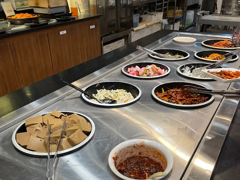 다양한 반찬이 준비된 셀프바