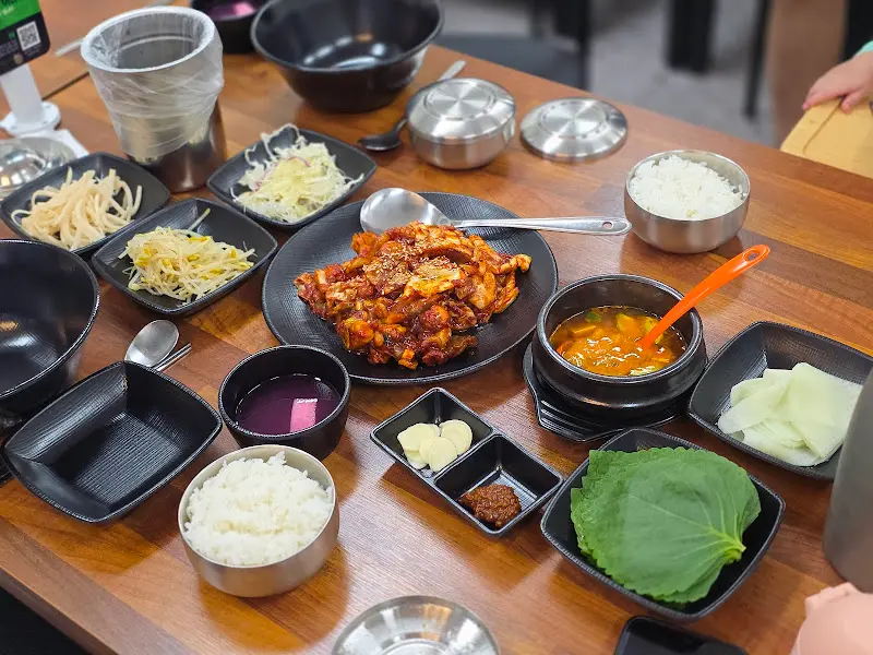 푸짐하게 차려진 쭈꾸미 한 상