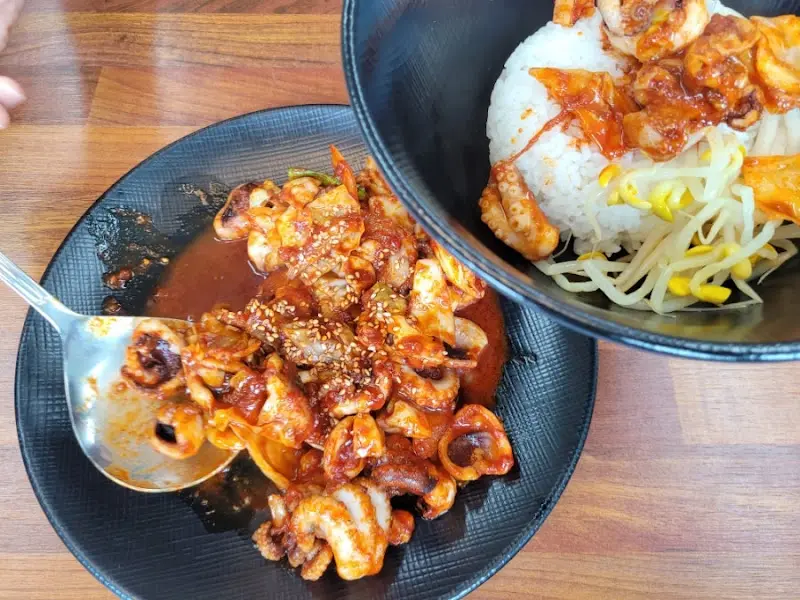 쭈꾸미와 밥, 콩나물을 함께 비벼 먹는 모습