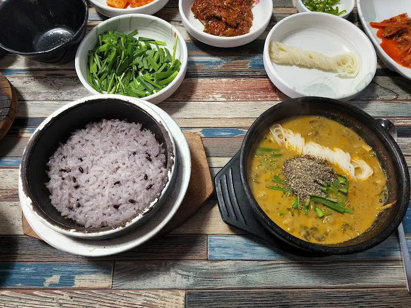 추어탕에 면사리와 부추를 넣어 먹는 모습