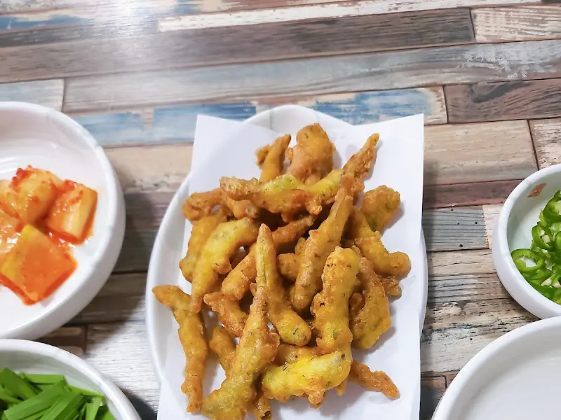 바삭하게 튀겨진 추어 튀김