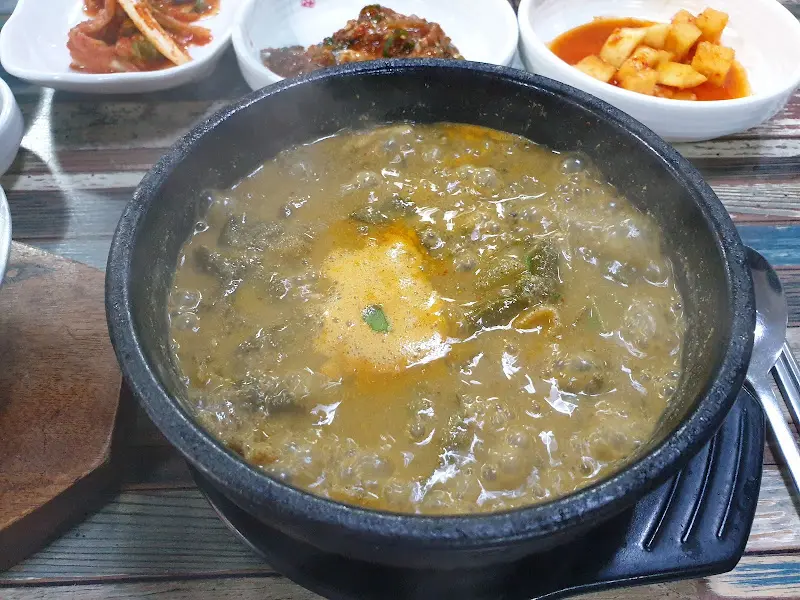 뚝배기 안에서 보글보글 끓고 있는 추어탕