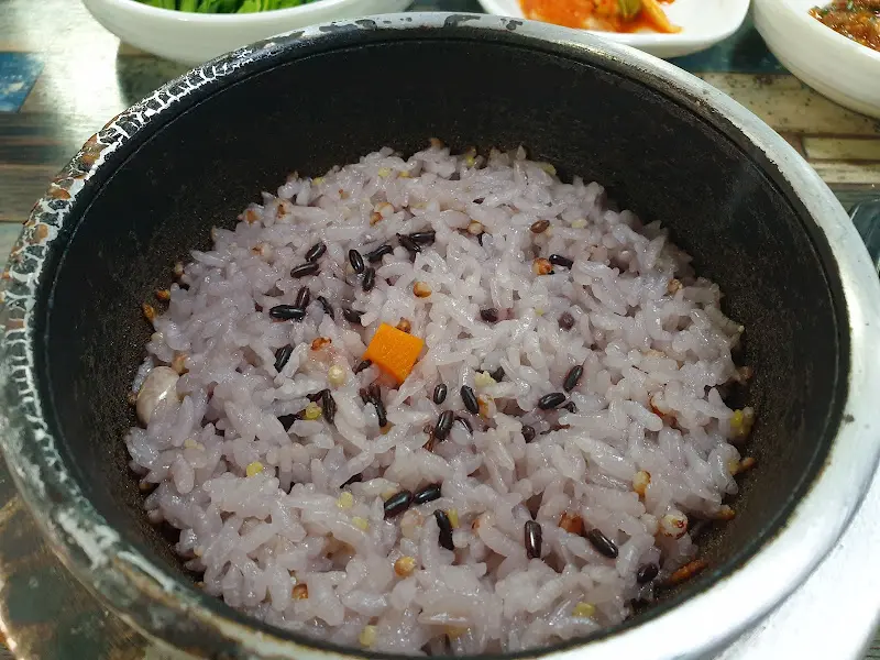 돌솥에 담겨 나온 흑미밥