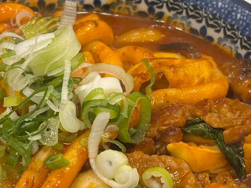 매콤한 양념이 눈길을 사로잡는 대창 덮밥