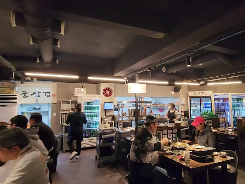 꿀삼겹의 넓고 쾌적한 내부 공간