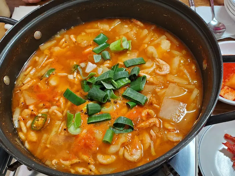 민물새우와 무, 수제비가 듬뿍 들어간 매운탕