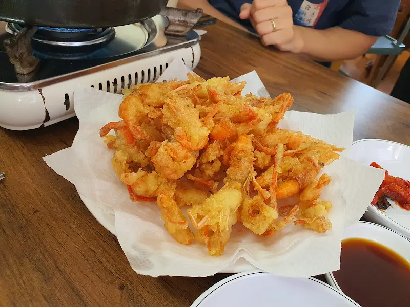 바삭하게 튀겨진 민물새우튀김