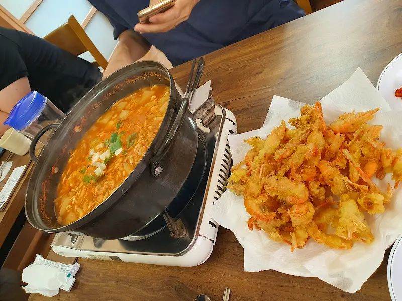 매운탕과 튀김이 함께 차려진 식탁