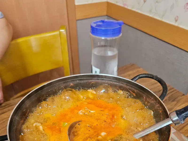 보글보글 끓고 있는 새우 매운탕