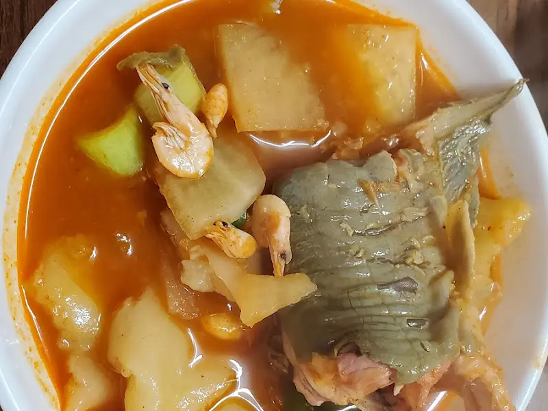 새우와 무가 듬뿍 들어간 매운탕 한 그릇