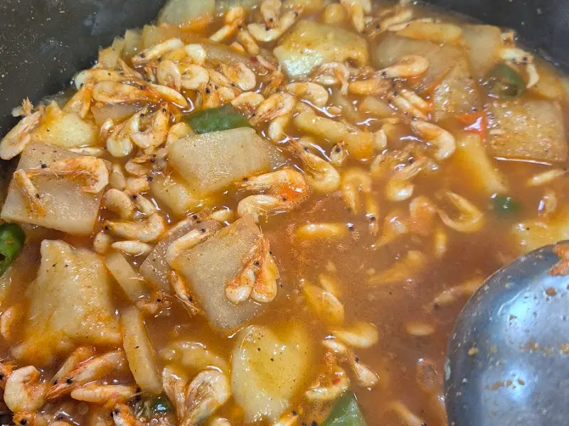 민물새우가 가득한 매운탕 클로즈업