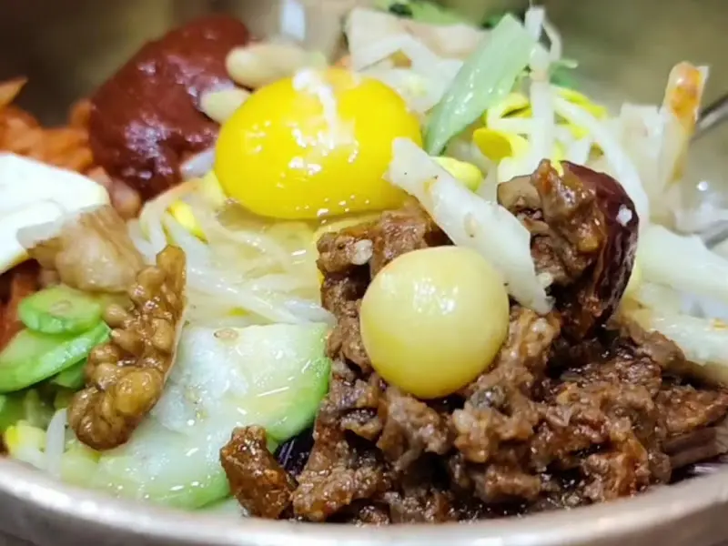 전통 비빔밥의 화려한 비주얼