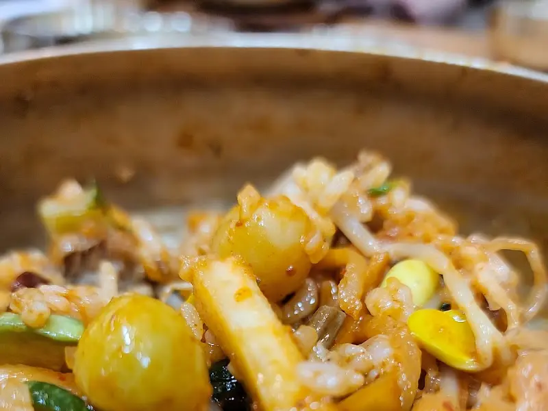 돌솥비빔밥의 먹음직스러운 모습