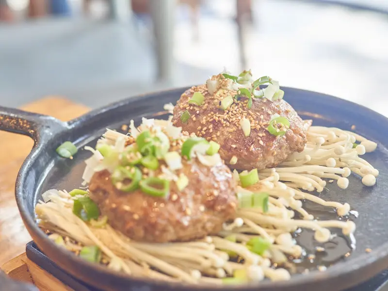 윤기가 좔좔 흐르는 떡갈비