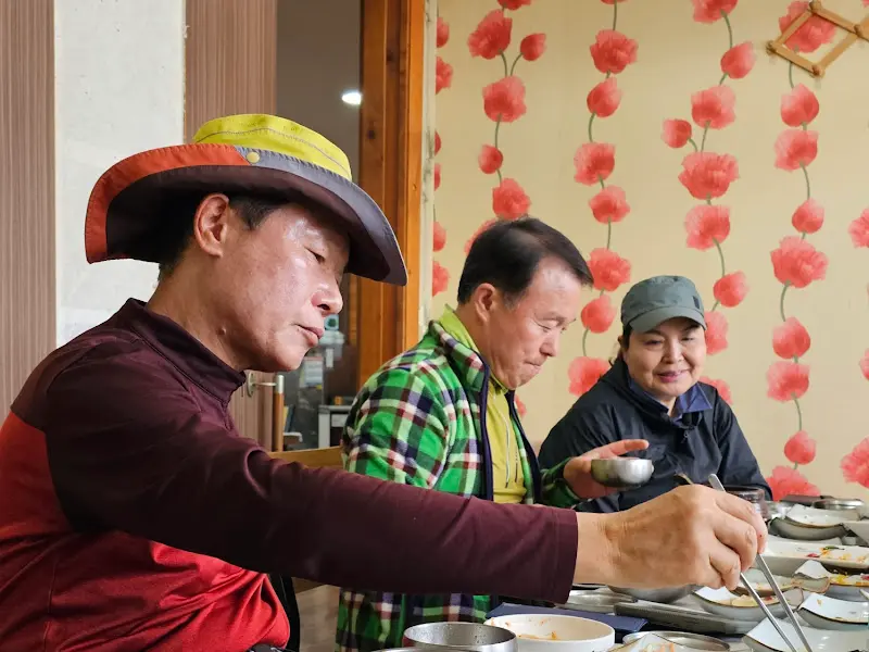 식사하는 사람들