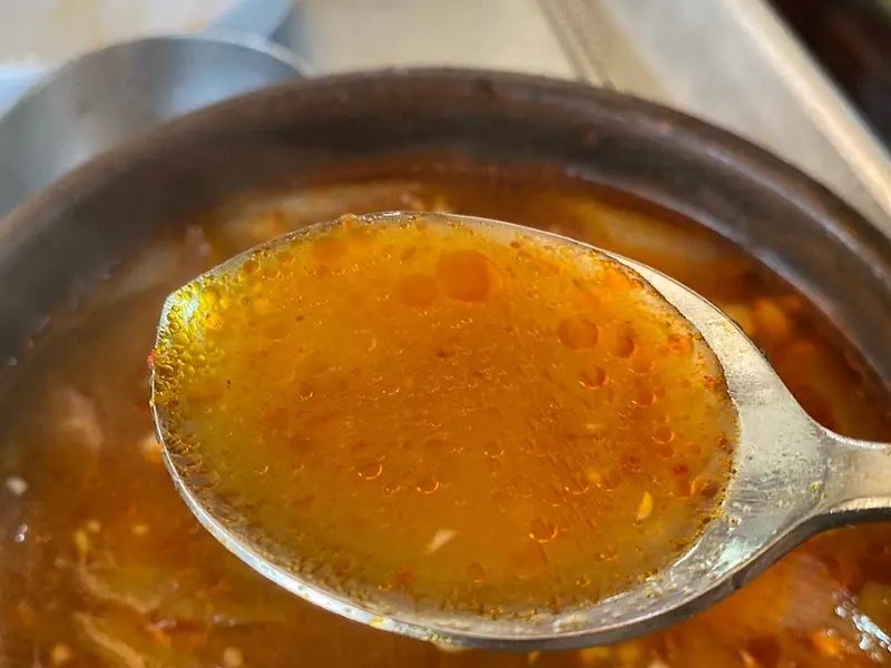 숟가락 위에 올려진 육개장 국물