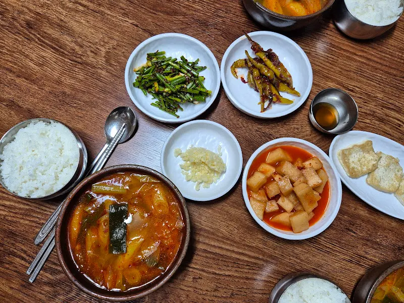 육개장과 함께 제공되는 다양한 반찬들