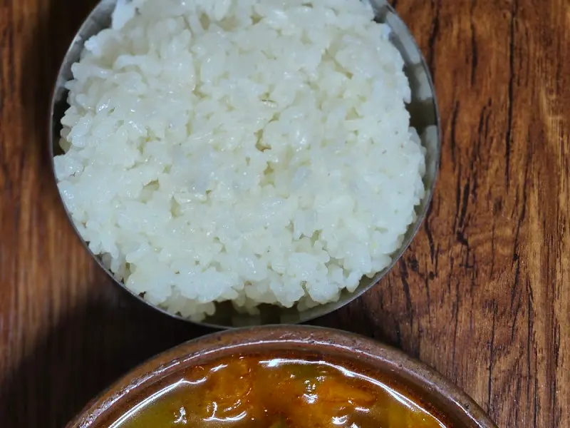 윤기가 자르르 흐르는 갓 지은 밥