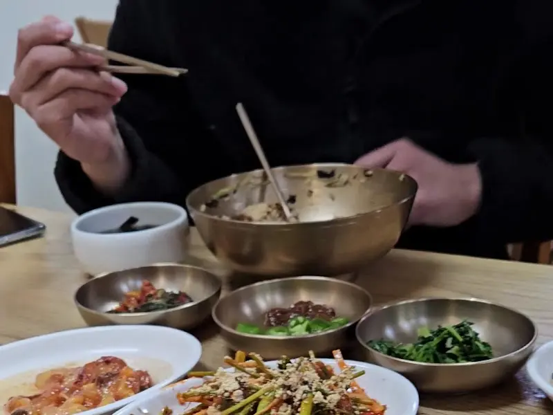 멍게비빔밥 먹는 모습