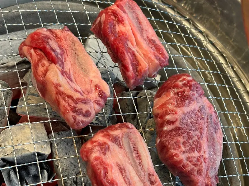 숯불 위에서 맛있게 익어가는 소갈비살