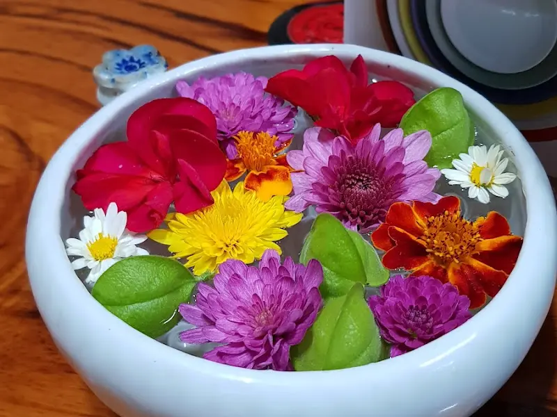 테이블 위에 놓인 꽃 장식