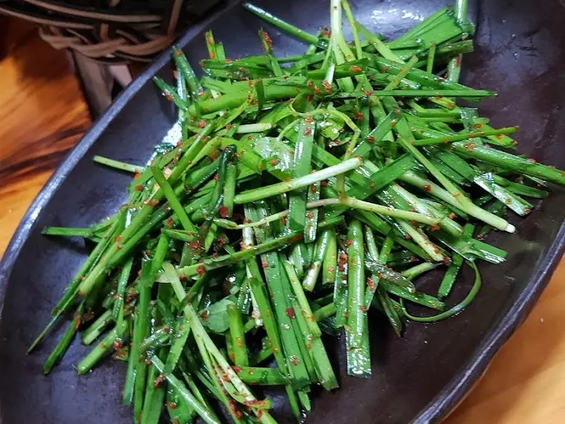 접시에 담긴 부추