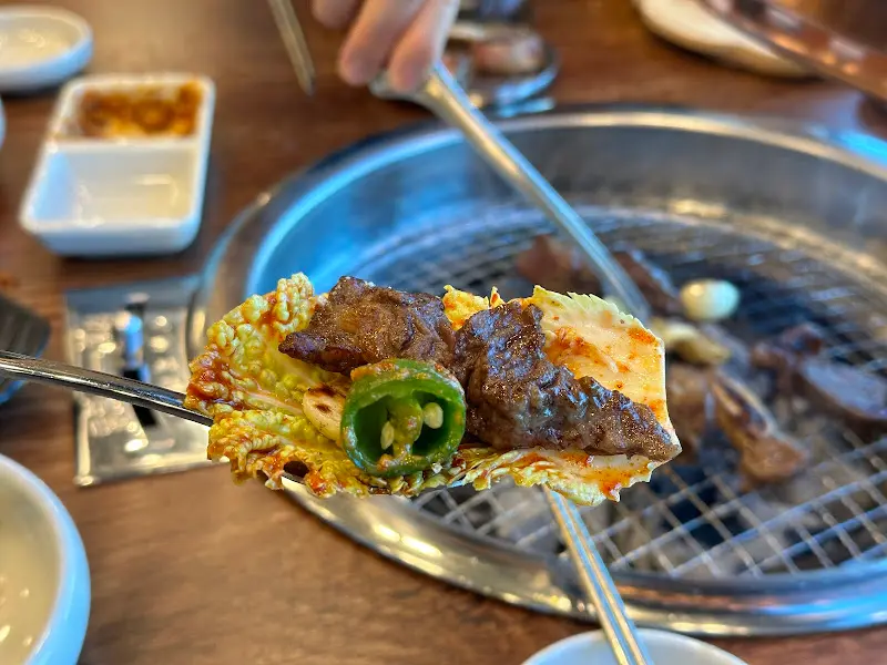 소갈비살과 환상적인 궁합을 자랑하는 겉절이