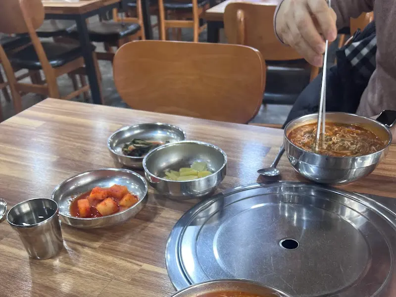 테이블에 놓인 어죽과 반찬