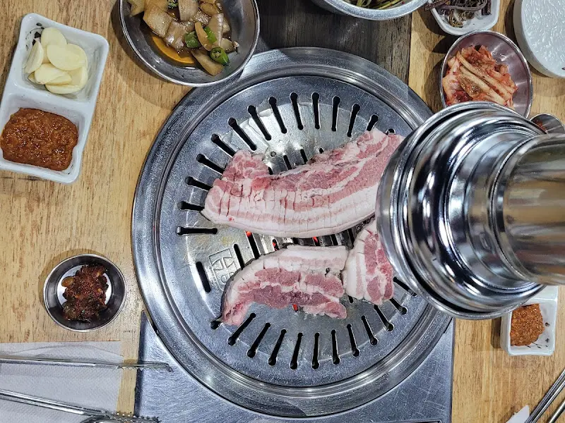 숯불 위에서 익어가는 돼지 생갈비