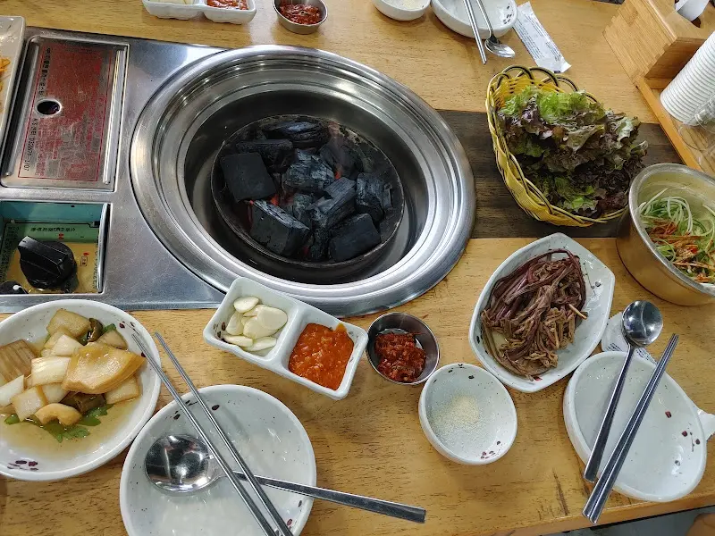 숯불과 다양한 밑반찬