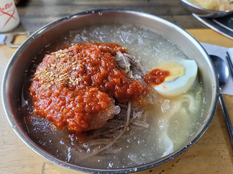 비빔 양념이 올려진 물 막국수
