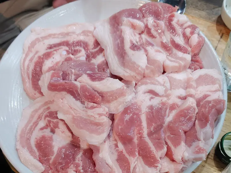 푸짐한 돼지 생갈비