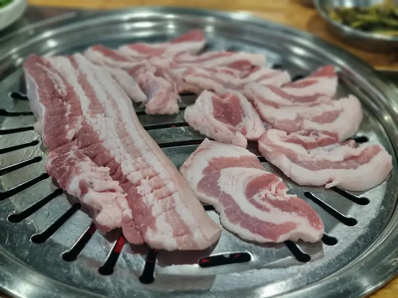 불판 위의 돼지 생갈비