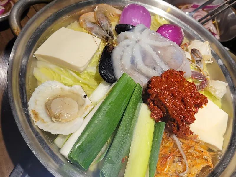 해물전골 속 푸짐한 해산물