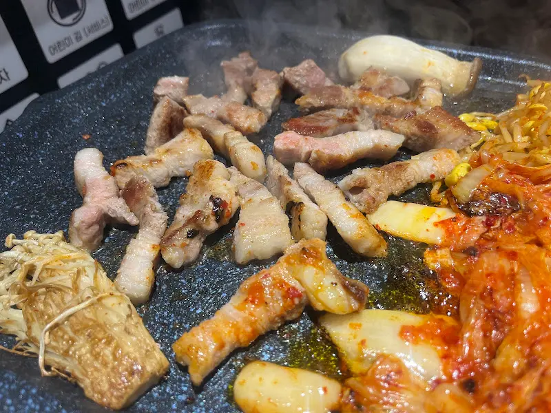 잘 구워진 삼겹살의 모습