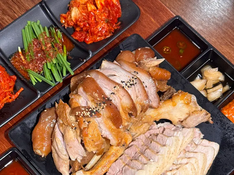 정갈하게 담겨 나온 족발과 보쌈, 그리고 다채로운 곁들임 찬들